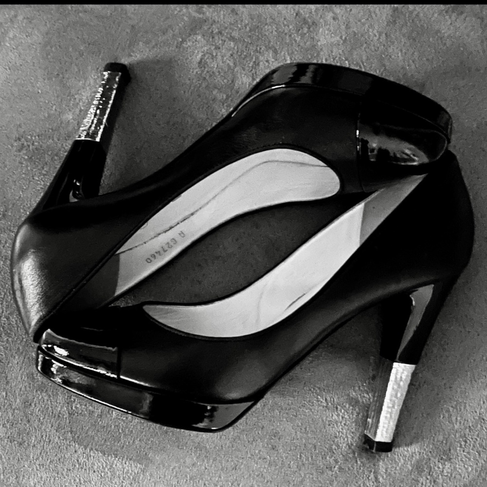 Authentic ✨ CHANEL Black Leather + Patent Leather Cap Toe Heels 38.5 / 8 CDN